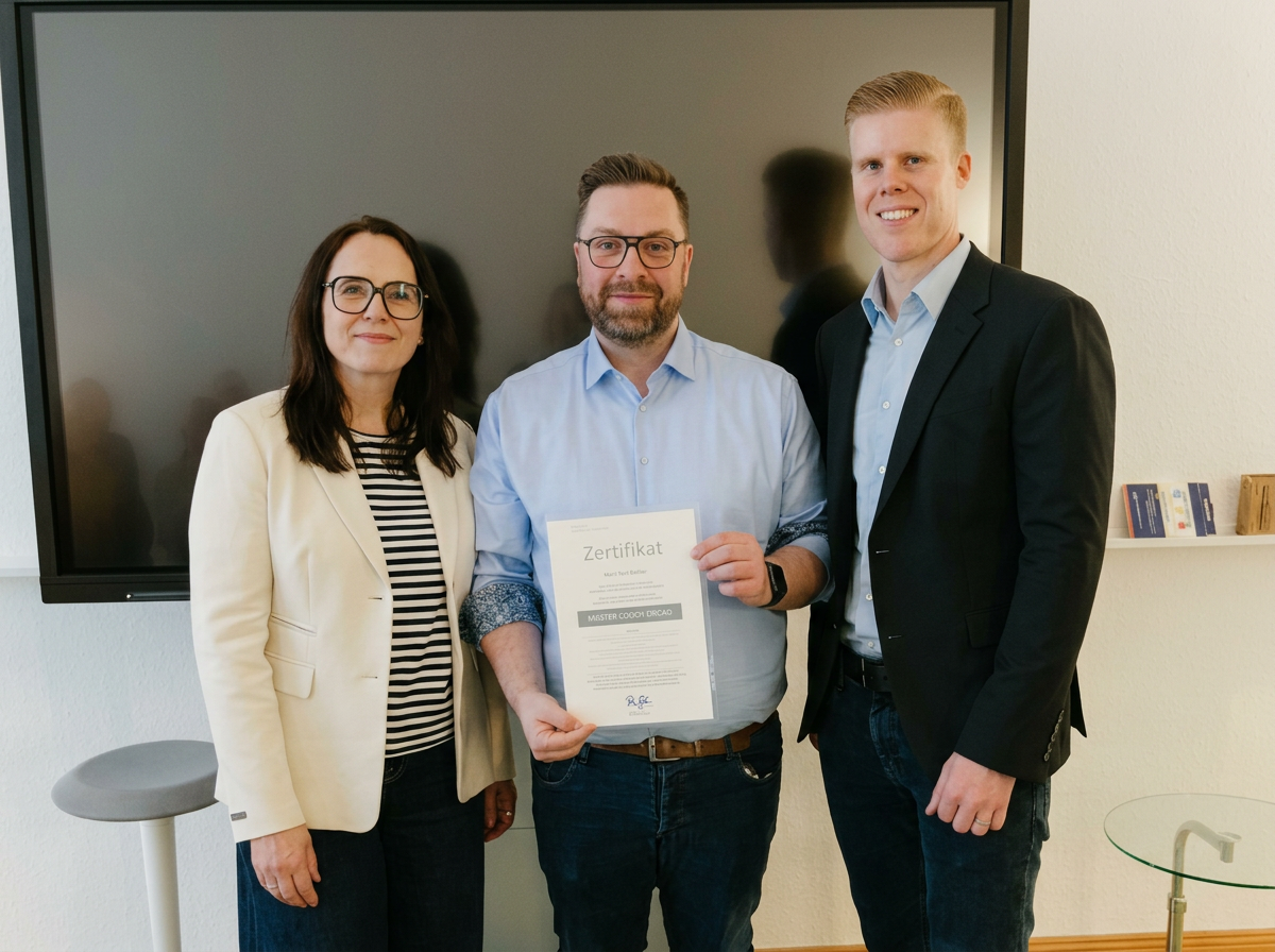 Tino Kählke bei der Übergabe des Master-Coach-Zertifikats mit Dr. Petra Bock und Lehrcoach Daniel Hunziker